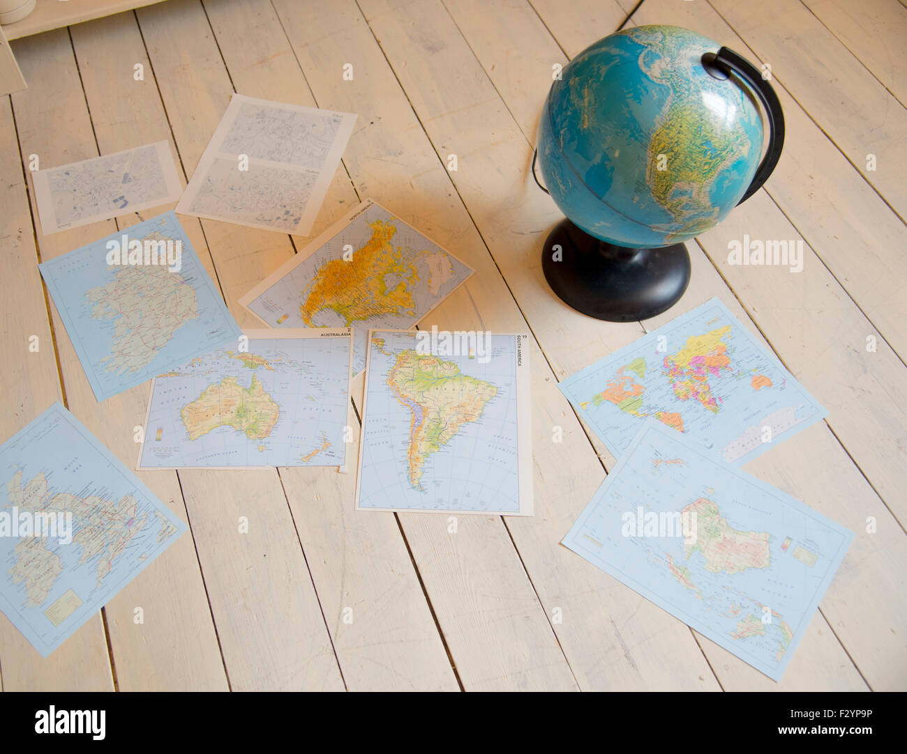Cercando di viaggio, mappe e globo sul terreno. Foto Stock