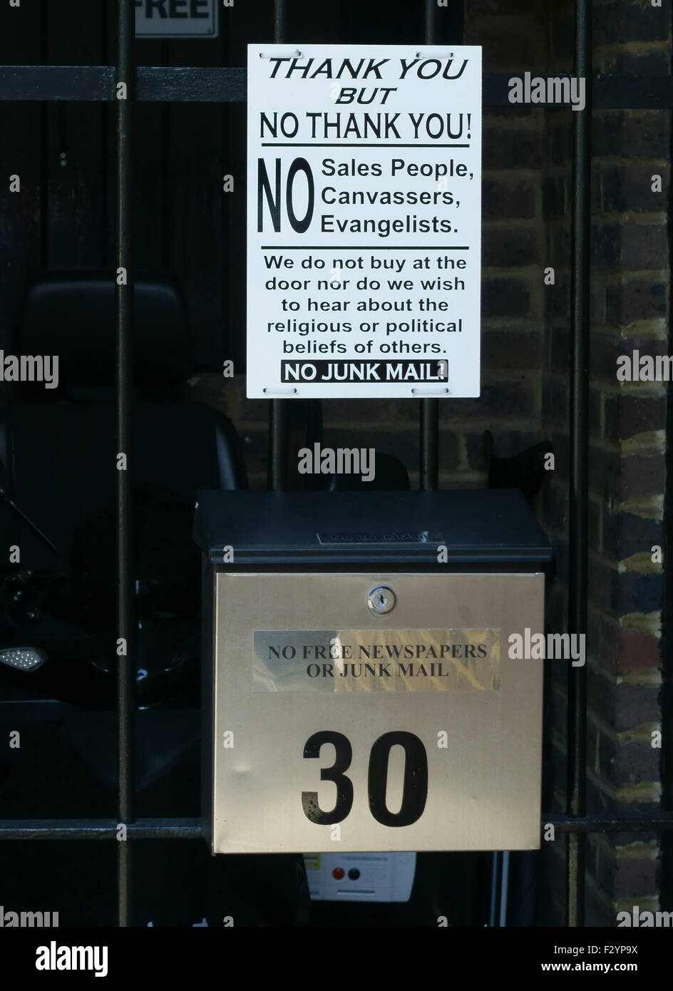 Segno sullo sportello anteriore di London House - la gente di vendite, procacciatori d'affari, evangelisti, posta indesiderata, giornali gratuiti Foto Stock