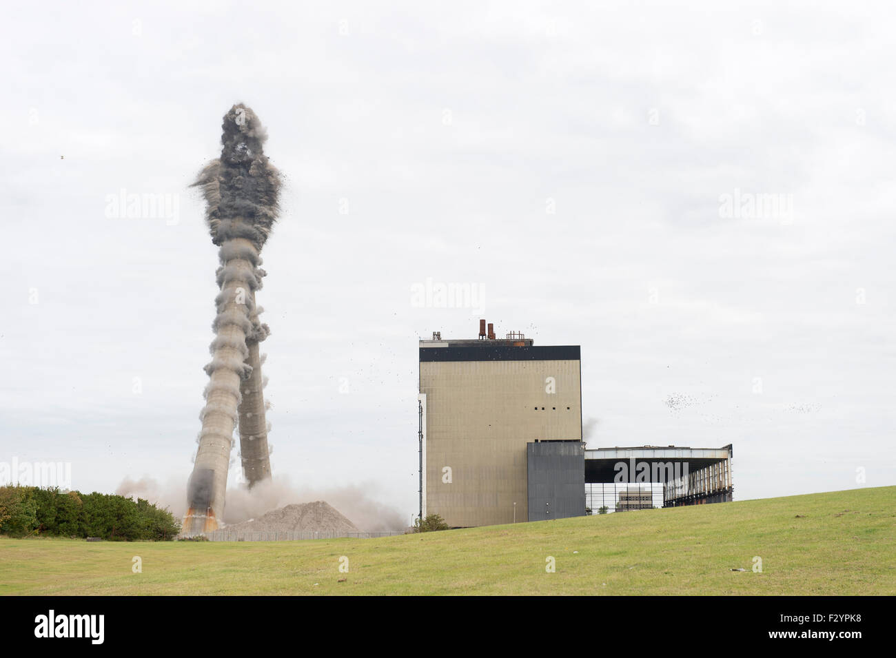 Cockenzie, Scotland, Regno Unito. 26 Sep, 2015. ScottishPower, East Lothian consiglio della polizia e la Scozia hanno confermato la demolizione della twin ciminiere presso l'ex Cockenzie Power Station site. La controllata di demolizione esplosiva è previsto di prendere posto a mezzogiorno di sabato 26 settembre. Immediatamente dopo la demolizione del camino, una seconda esplosione controllata sarà avviato a portare verso il basso la turbine hall struttura. Credito: Rob grigio/Alamy Live News Foto Stock