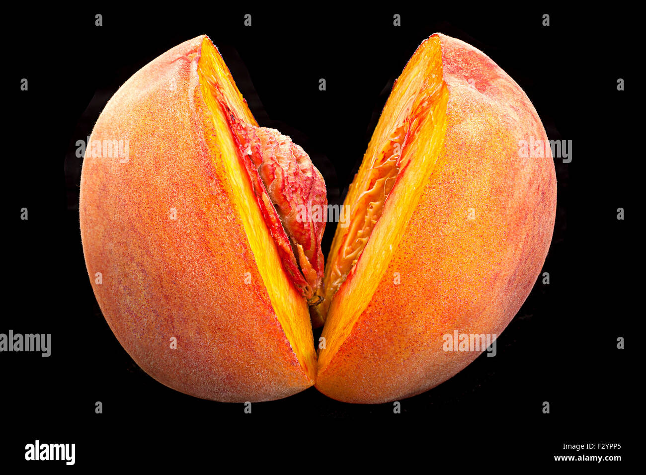 Pesche frutto maturo closeup isolate su sfondi neri Foto Stock