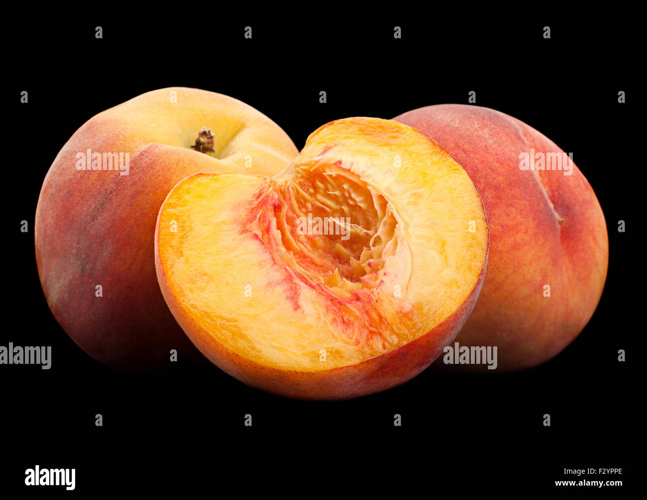 Pesche frutto maturo closeup isolate su sfondi neri Foto Stock