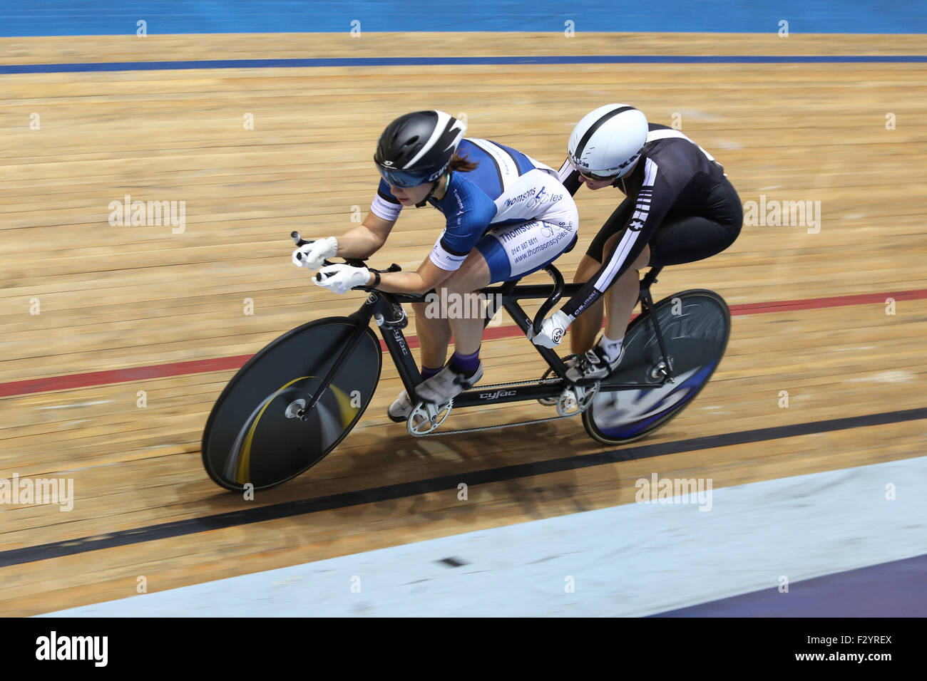 Manchester, Regno Unito. 26 Sep, 2015. laura cluxton concorrenti su un tandem nel misto para ciclismo pursuit al 2015 british ciclismo via nazionale dei campionati a livello nazionale in bicicletta nel centro di Manchester, Regno Unito. l'evento annuale offre una opportunità unica per il pubblico di vedere di classe mondiale per i ciclisti che competono per l'ambita british champions maglie. Credito: Ian Hinchliffe/alamy live news Foto Stock