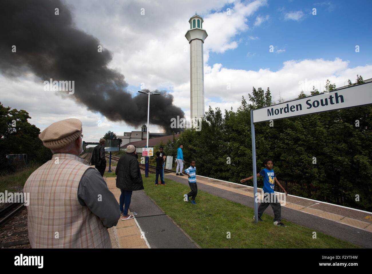 Morden, a sud ovest di Londra, UK, 26 settembre, 2015. La moschea di Londra incendio: oltre 70 vigili del fuoco affrontare blaze. Morden, a sud ovest di Londra, UK, 26 settembre, 2015. Dieci motori Fire inviato a Baitul Futuh moschea a sud di Londra a frequentare il fuoco a Morden nel sud, sud-ovest di Londra, Regno Unito © Jeff Gilbert/Alamy Live News Credito: Jeff Gilbert/Alamy Live News Foto Stock