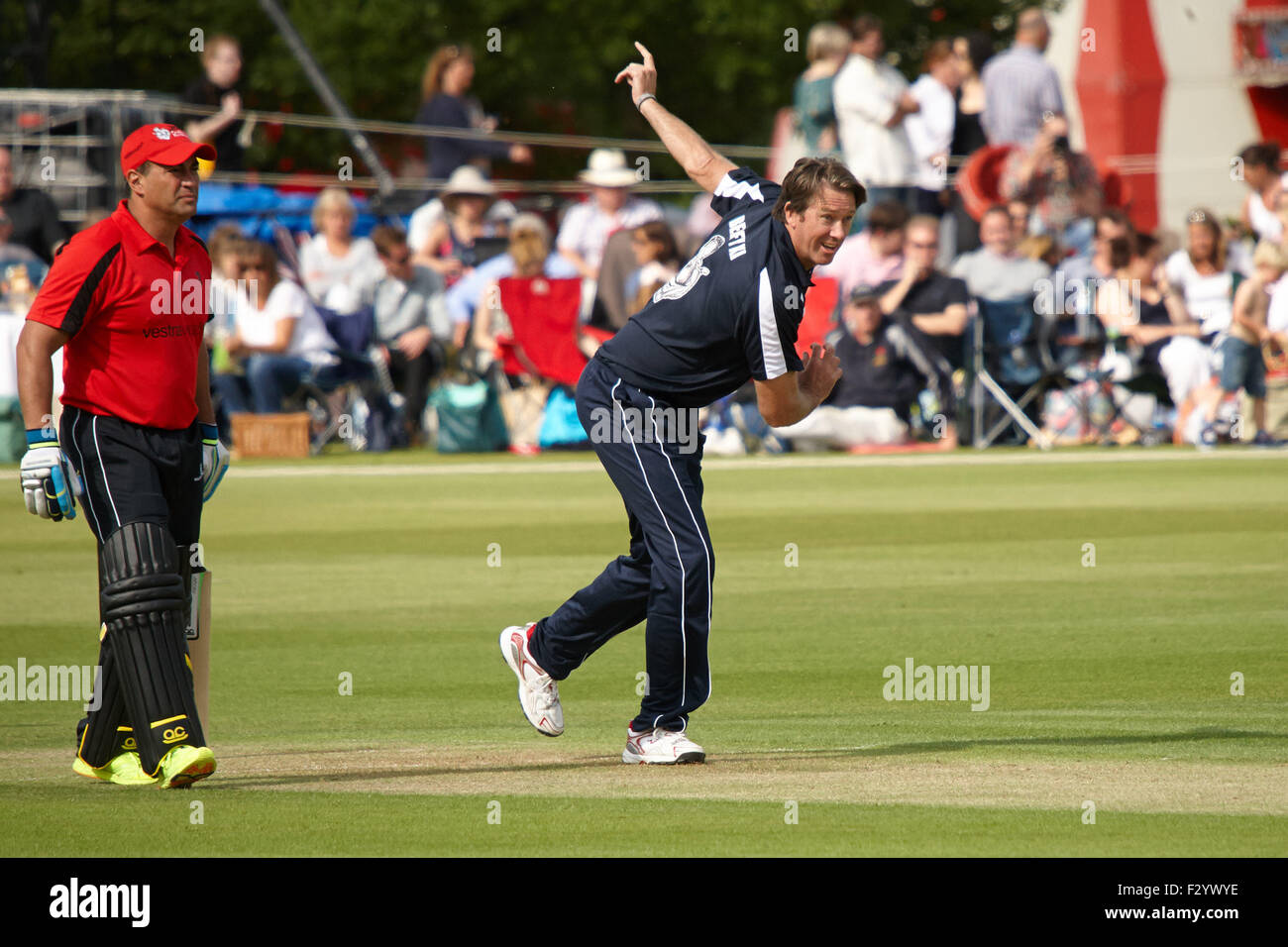 Per celebrare il suo sessantesimo compleanno Ian Botham ha tenuto una carità cricket gioco con il suo vecchio compagno Viv Richards e amici. Essi hanno innalzato £110.000 per la leucemia e il linfoma ricerca. Aggiungere la nei giorni precedenti la manifestazione e il totale combinato è stato quasi un quarto di milione di sterline con: Adam Holliake, Glen McGrath dove: Oxford, Regno Unito quando: 25 Lug 2015 Foto Stock