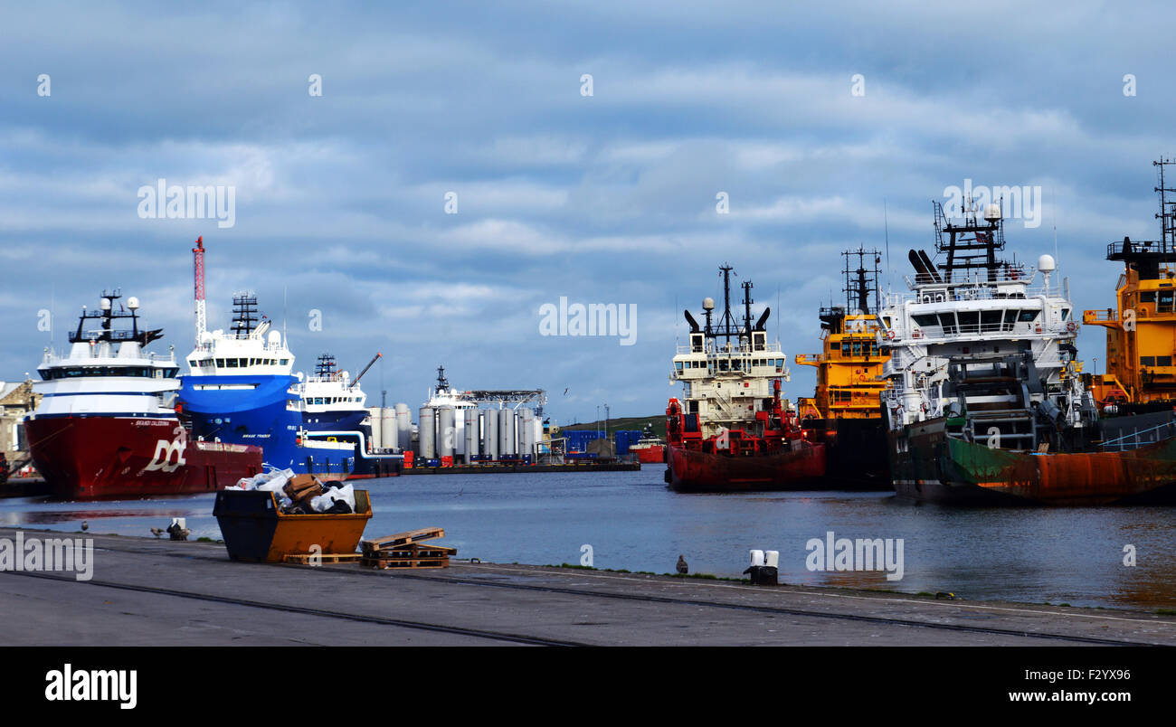 Alimentazione olio di imbarcazioni ormeggiate presso Regent Quay, Aberdeen, Scozia Foto Stock