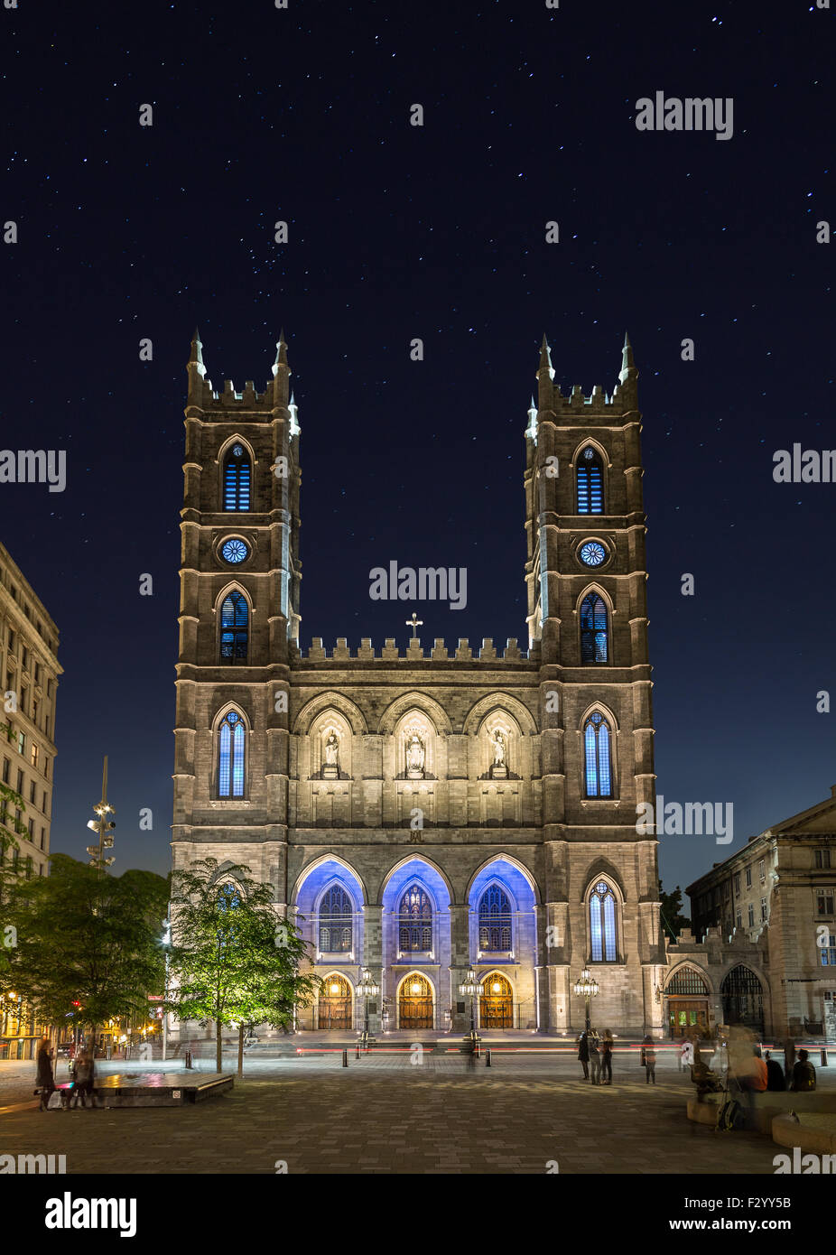 Una vista della Basilica di Notre Dame a Montreal durante la notte con spazio di copia Foto Stock