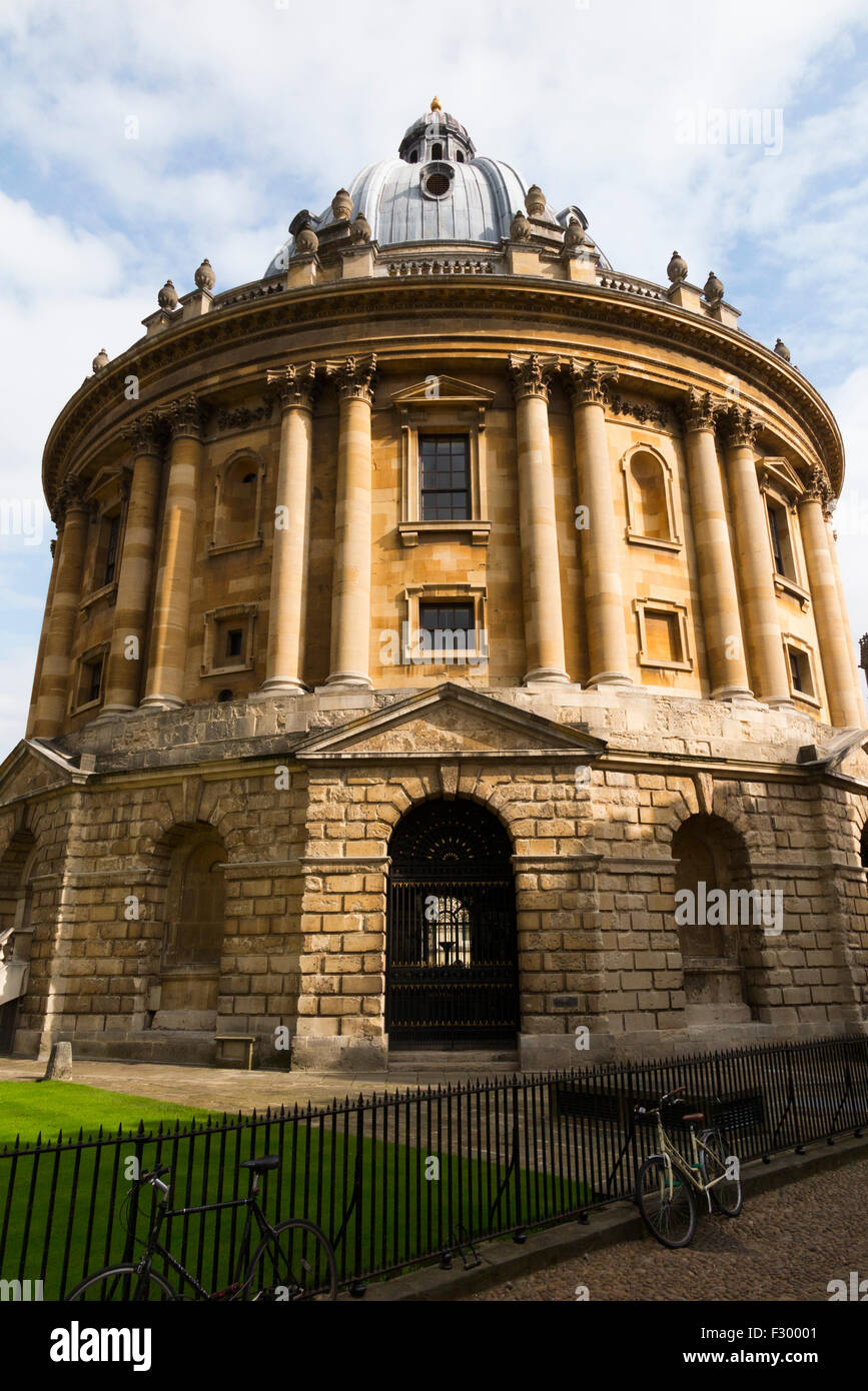 Radcliffe Camera edificio, di sole in una giornata di sole con cielo blu / cieli; parte dell'Università di Oxford. Oxford. Regno Unito. Foto Stock