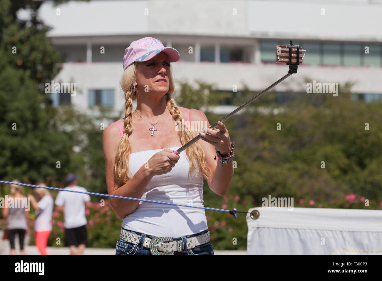 La donna caucasica utilizzando selfie stick - USA Foto Stock