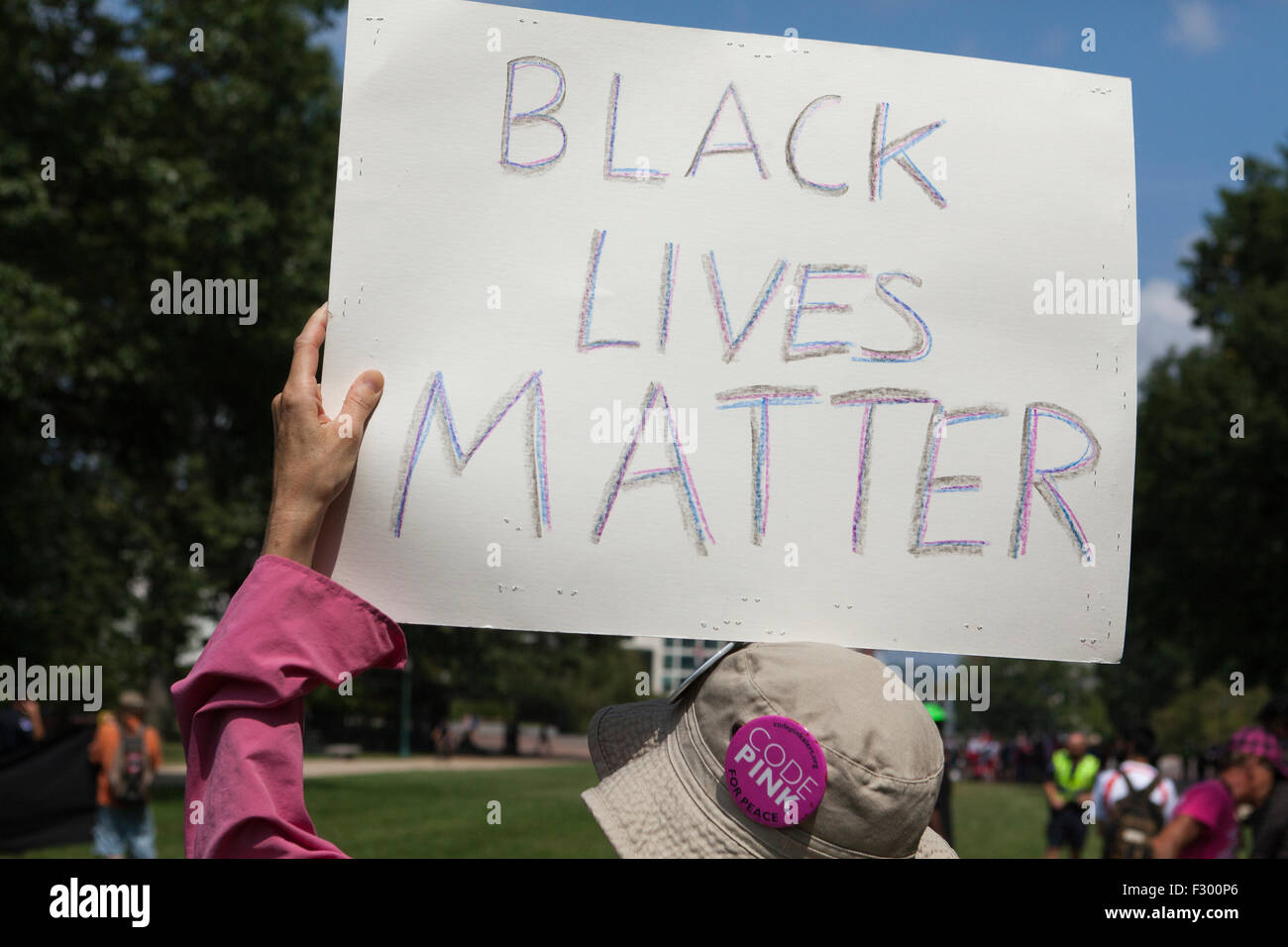 Donna che mantiene nero vive questione segno - Washington DC, Stati Uniti d'America Foto Stock