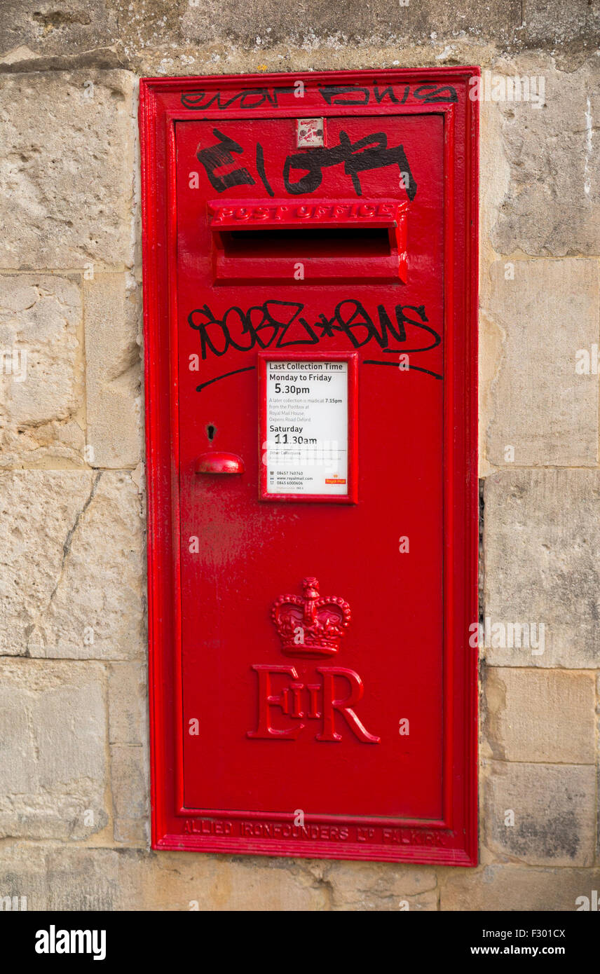 Graffitiied / soggetto ad atti vandalici / Graffiti su Queen Elizabeth ll montato a parete post box / letterbox / pillarbox distacco scatola in Oxford Regno Unito Foto Stock