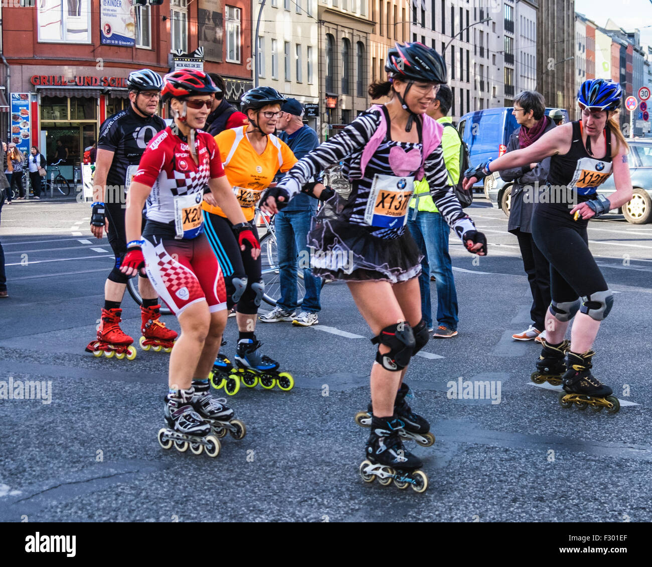 Berlino, Germania, 26 settembre 2015. 2015 BMW Berlin-Marathon. Inline skater e il rullo Bladers sono scesi in piazza a 3.30 pm di oggi per competere nel bilancio annuale inline skating evento. Foto Stock