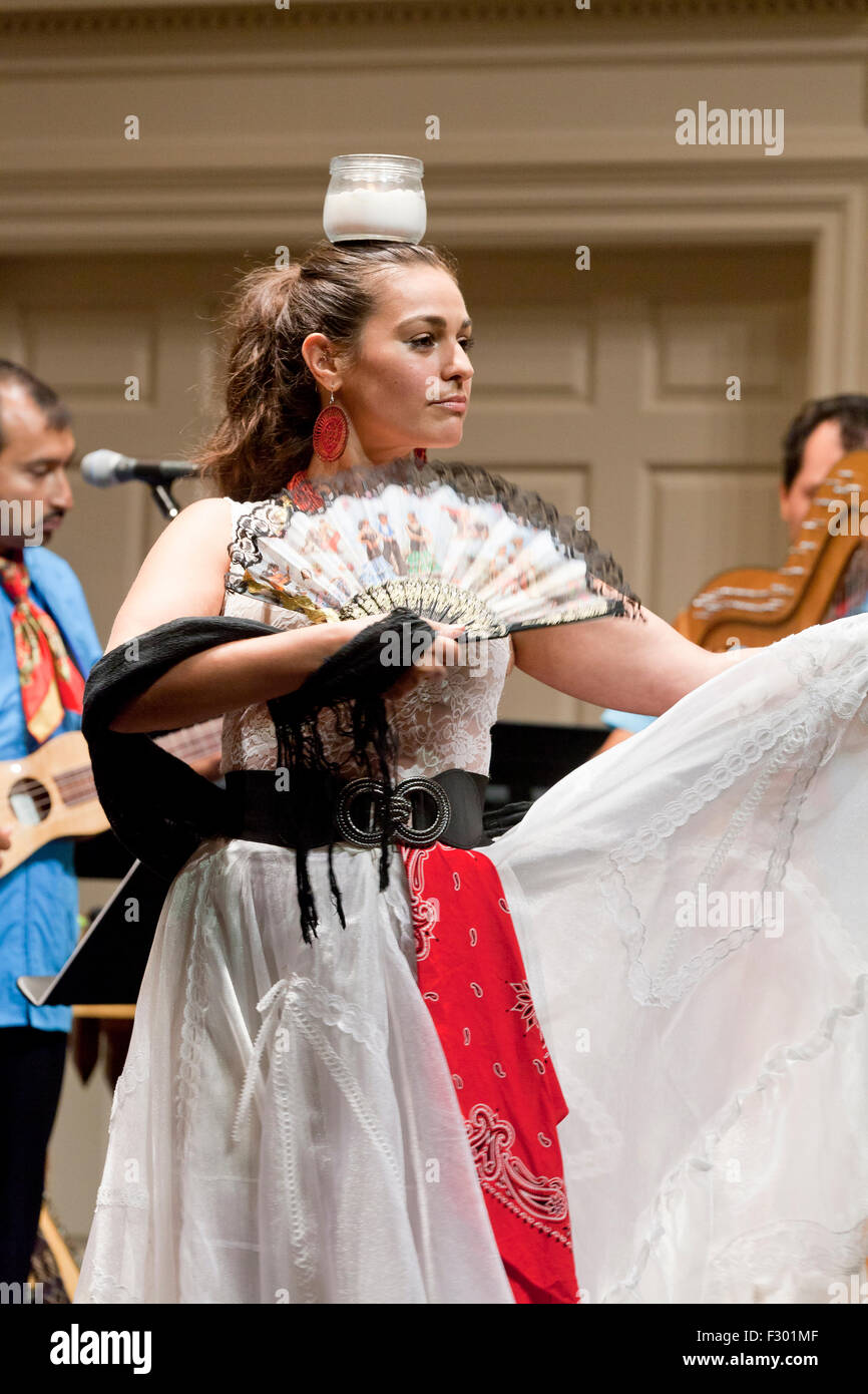 Donna eseguendo la Bruja, Messicana folk dance Foto Stock