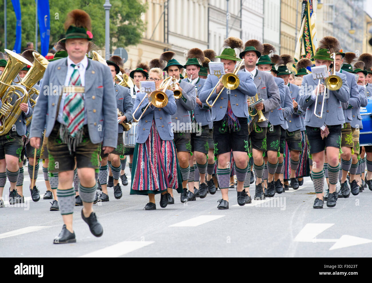 9000 persone hanno luogo presso la parata di apertura della Oktoberfest a Monaco di Baviera, il mondo più grande e più popolare festa della birra Foto Stock