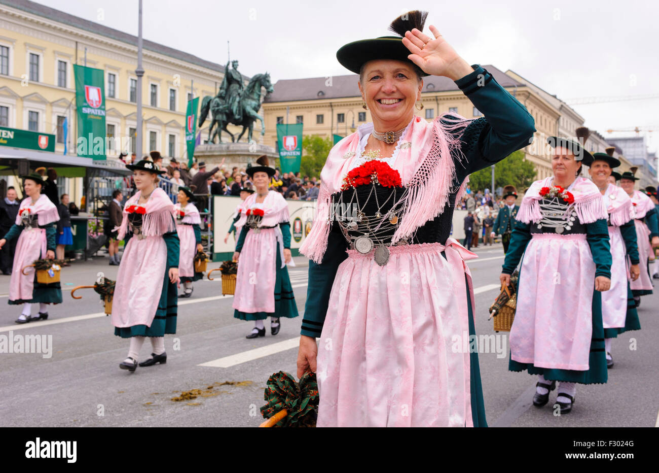 9000 persone hanno luogo presso la parata di apertura della Oktoberfest a Monaco di Baviera, il mondo più grande e più popolare festa della birra Foto Stock