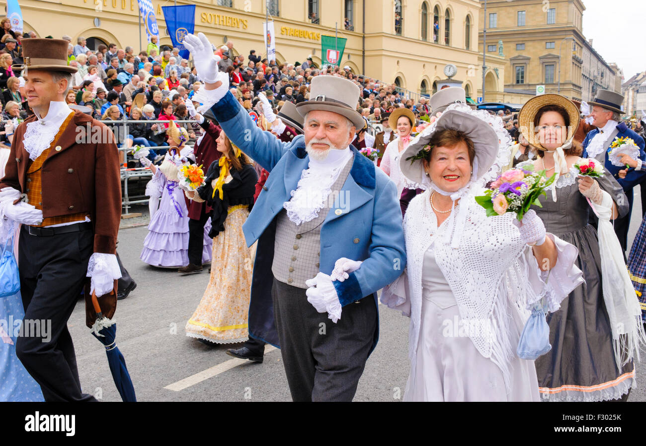 9000 persone hanno luogo presso la parata di apertura della Oktoberfest a Monaco di Baviera, il mondo più grande e più popolare festa della birra Foto Stock