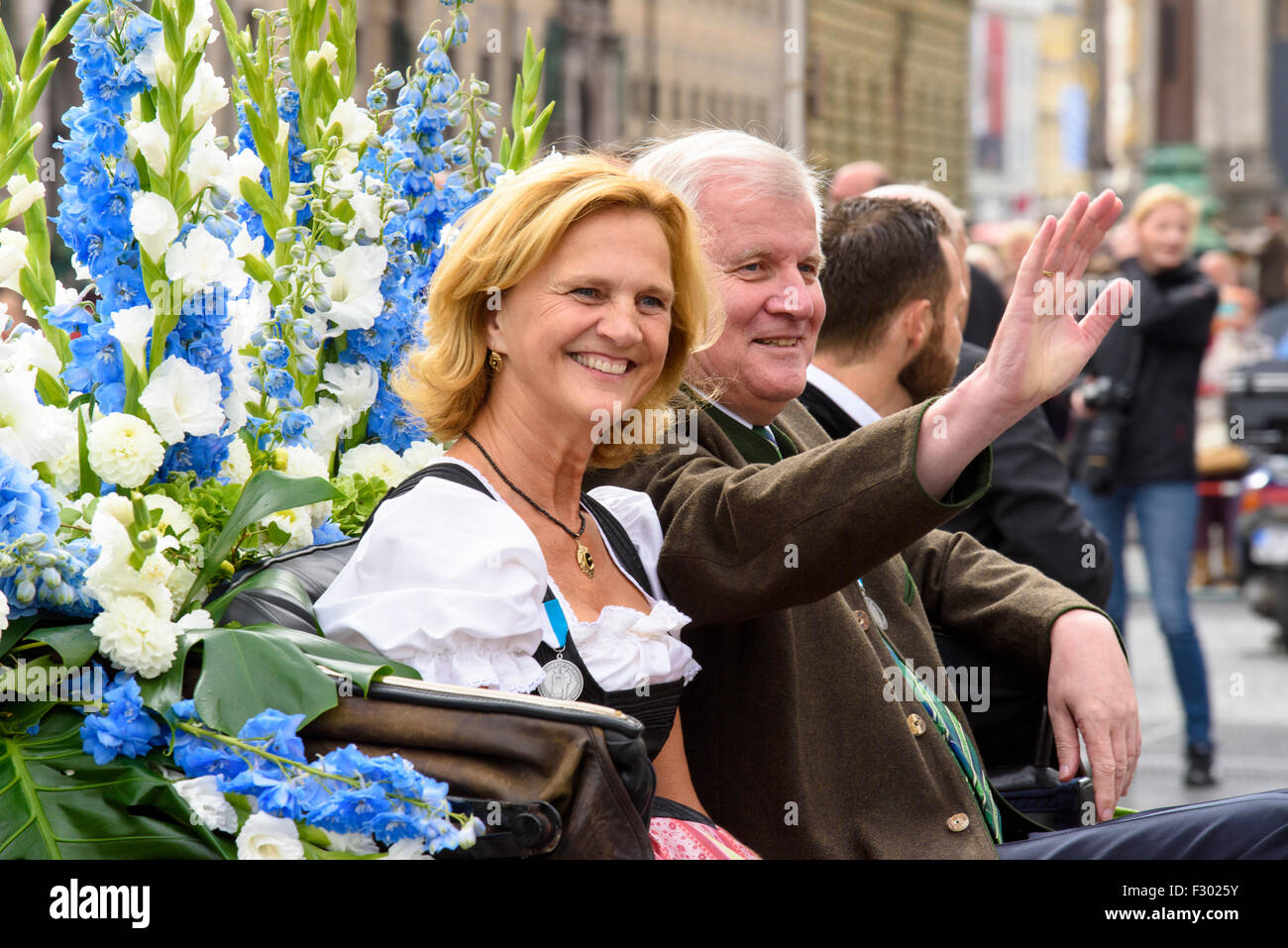 Il primo ministro bavarese Horst Seehofer e sua moglie Karin sono stati ospiti presso la parata di apertura della Oktoberfest a Monaco di Baviera Foto Stock