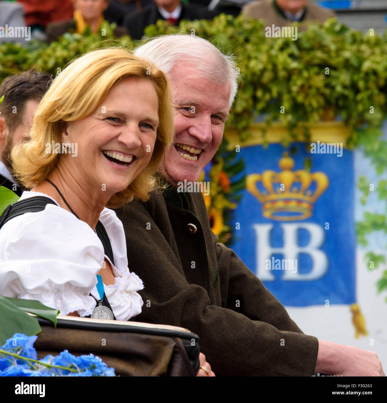 Il primo ministro bavarese Horst Seehofer e sua moglie Karin sono stati ospiti presso la parata di apertura della Oktoberfest a Monaco di Baviera Foto Stock