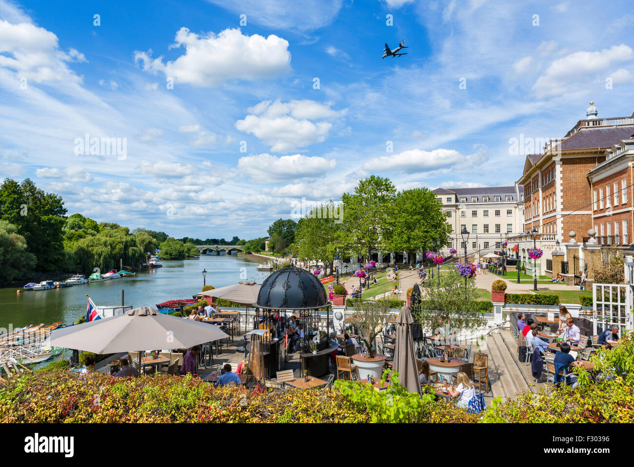 Pitcher e Piano bar terrazza che si affaccia sul Fiume Tamigi, Richmond Upon Thames, London, England, Regno Unito Foto Stock