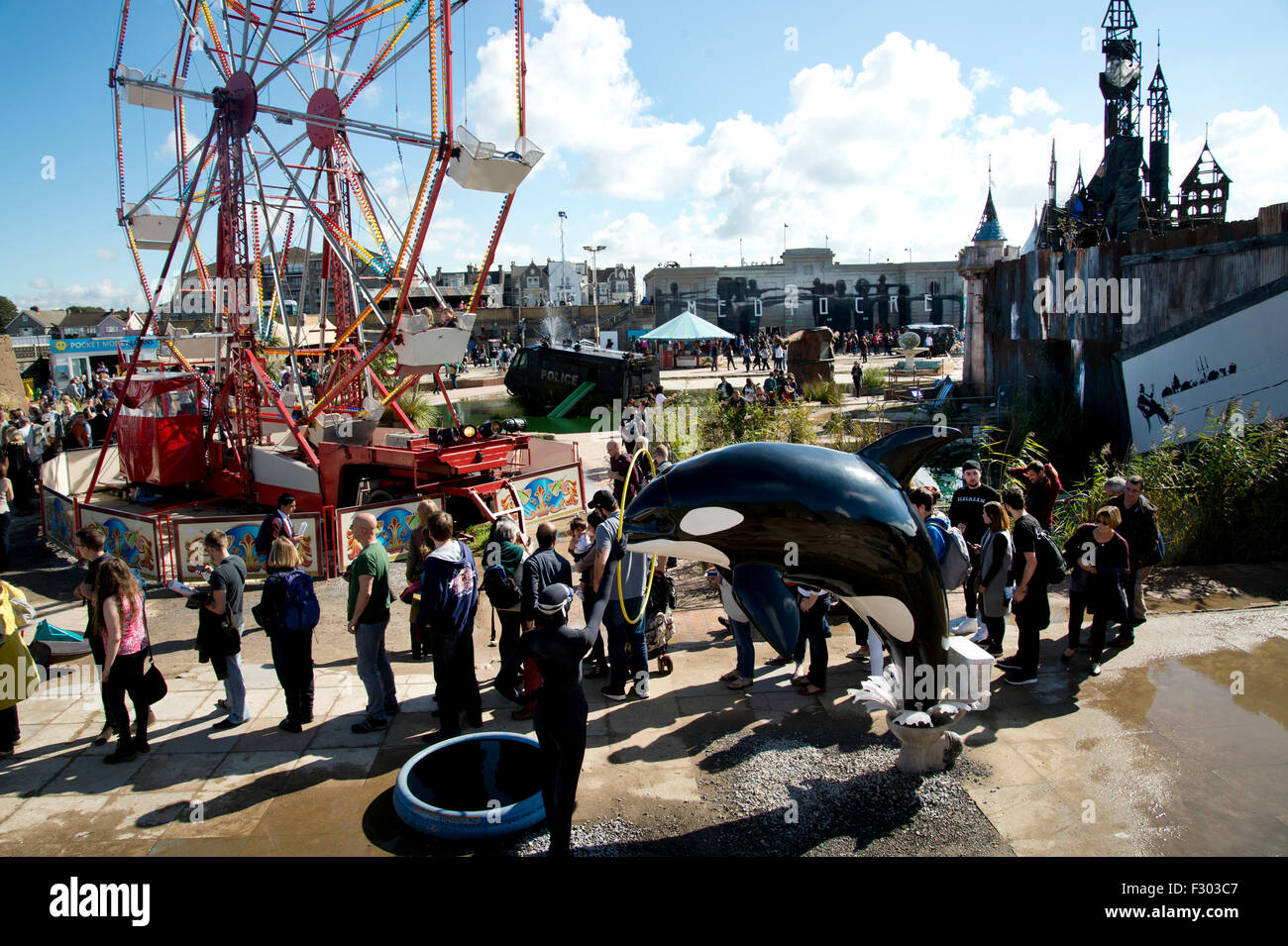 Dismaland, Bemusement Park. Killer shark saltando fuori di un gabinetto da Banksy Foto Stock