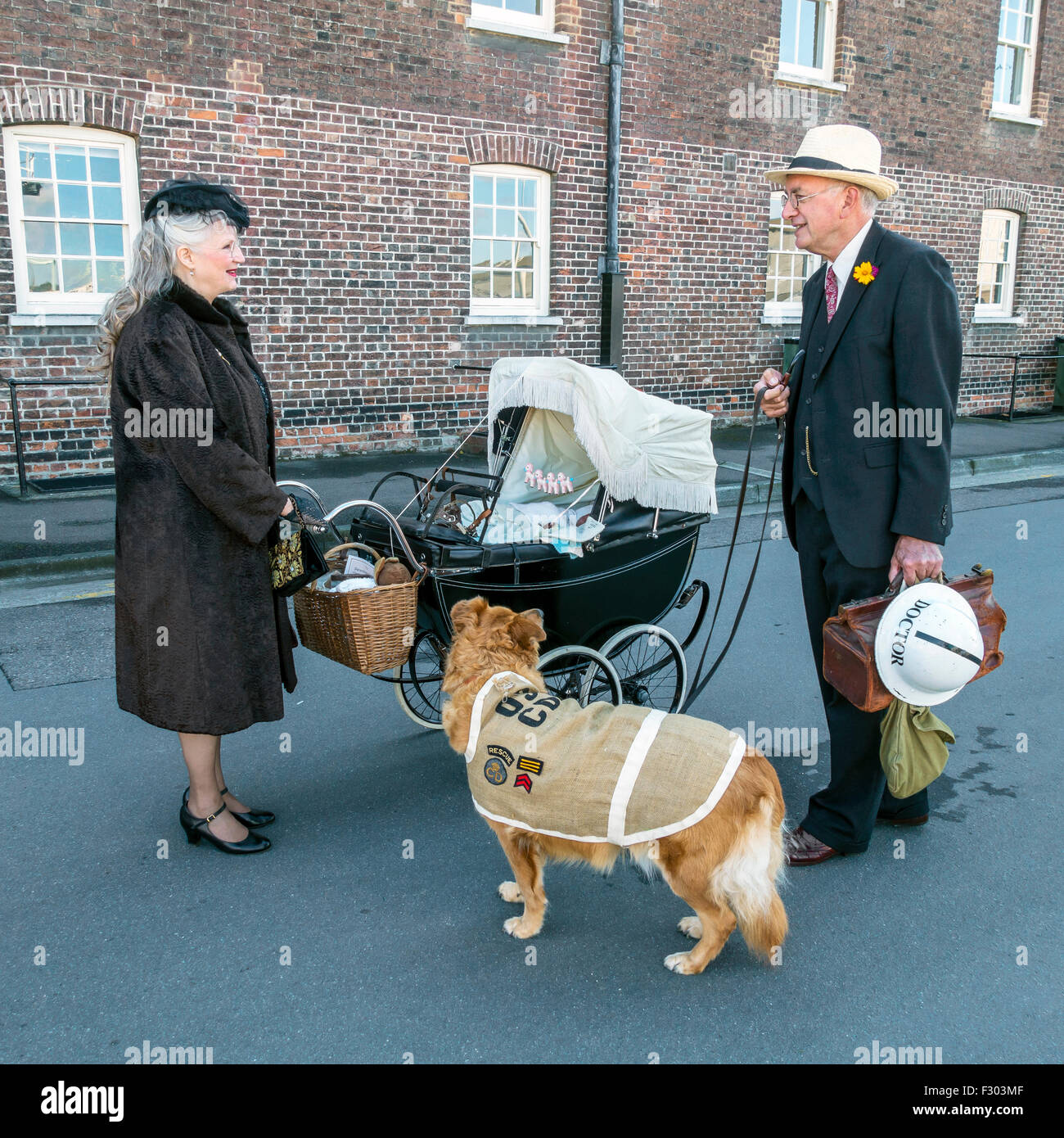 1940s rievocazione Re-enactors medico con moglie e cane di salvataggio Foto Stock
