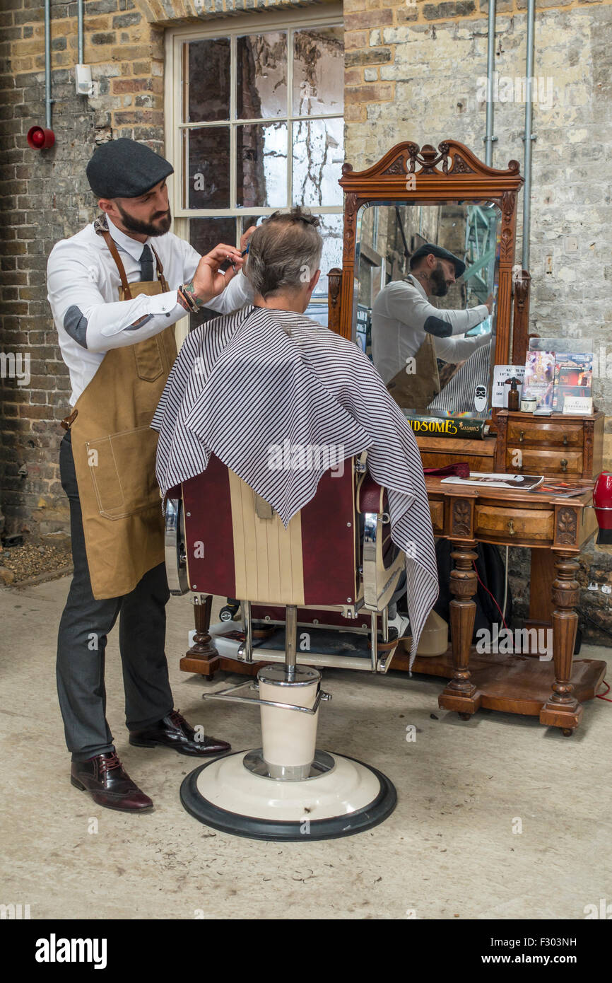 Tradizionale 1940s barbiere re-enactor rievocazione Foto Stock