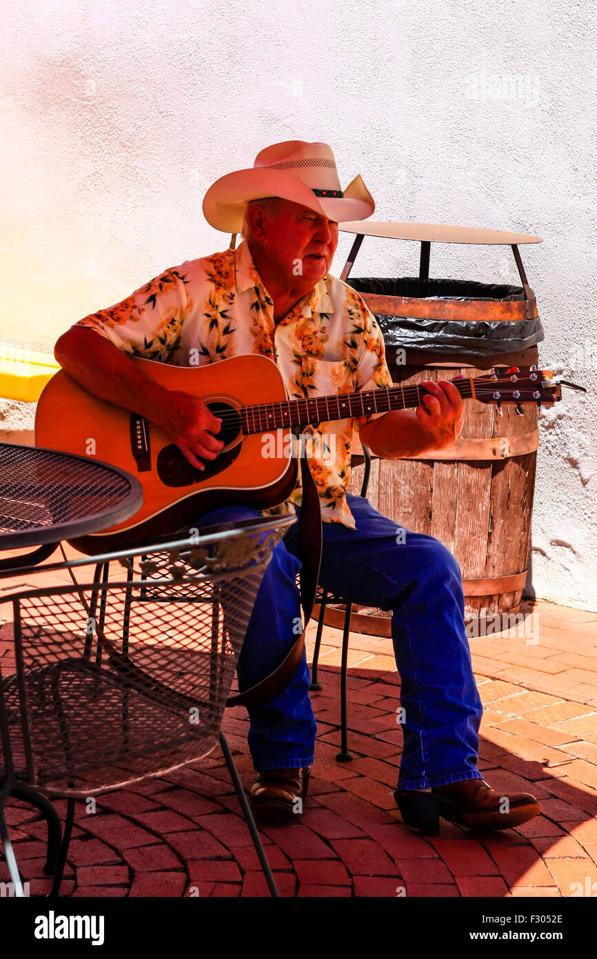 Chitarra che suona il cowboy immagini e fotografie stock ad alta  risoluzione - Alamy