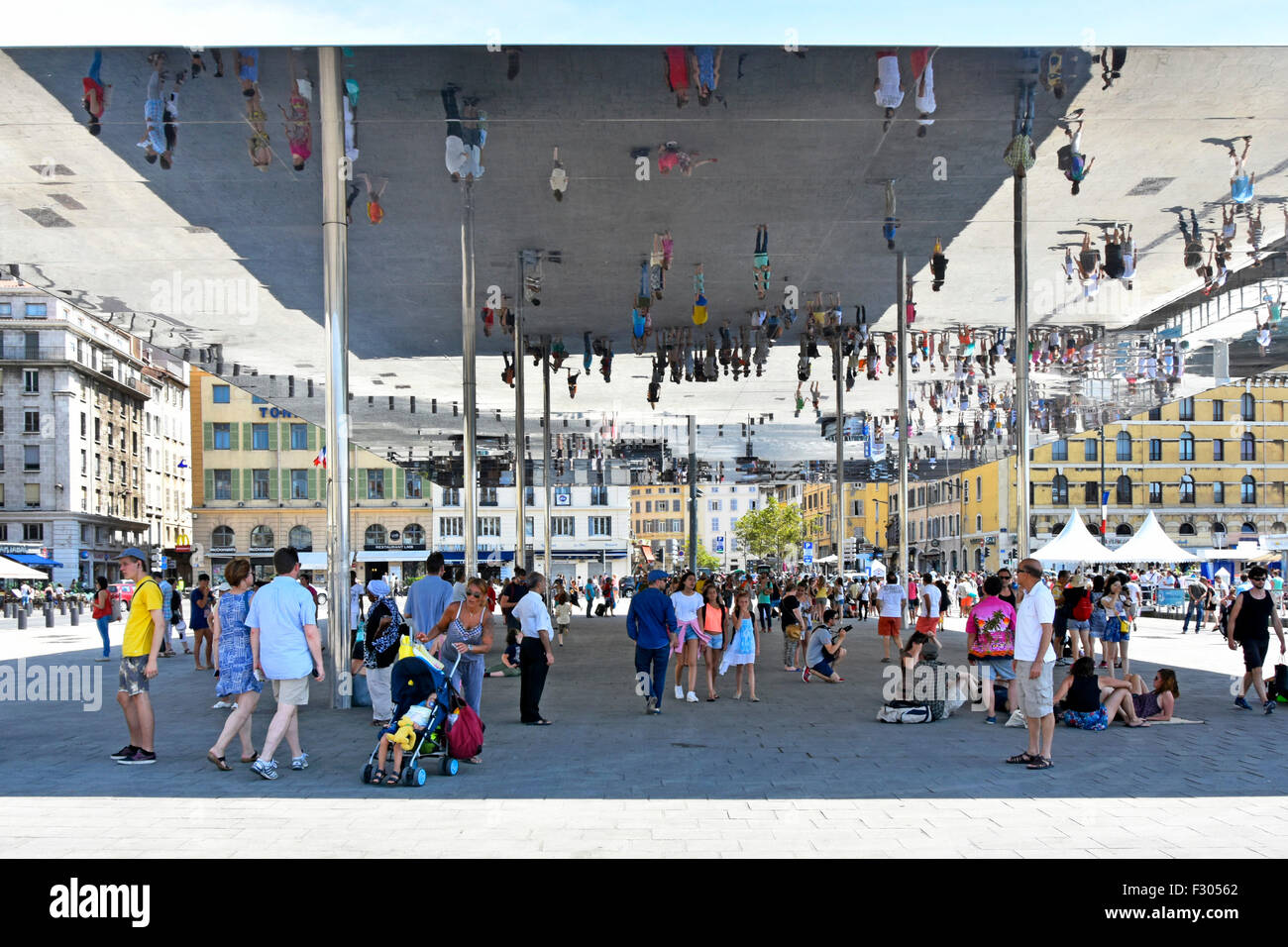 Marsiglia Francia Vieux Port Ombriere specchio immagine persone riflessioni sotto Norman promuove la tettoia nel vecchio porto di Marsiglia Provenza nel sud della Francia Foto Stock