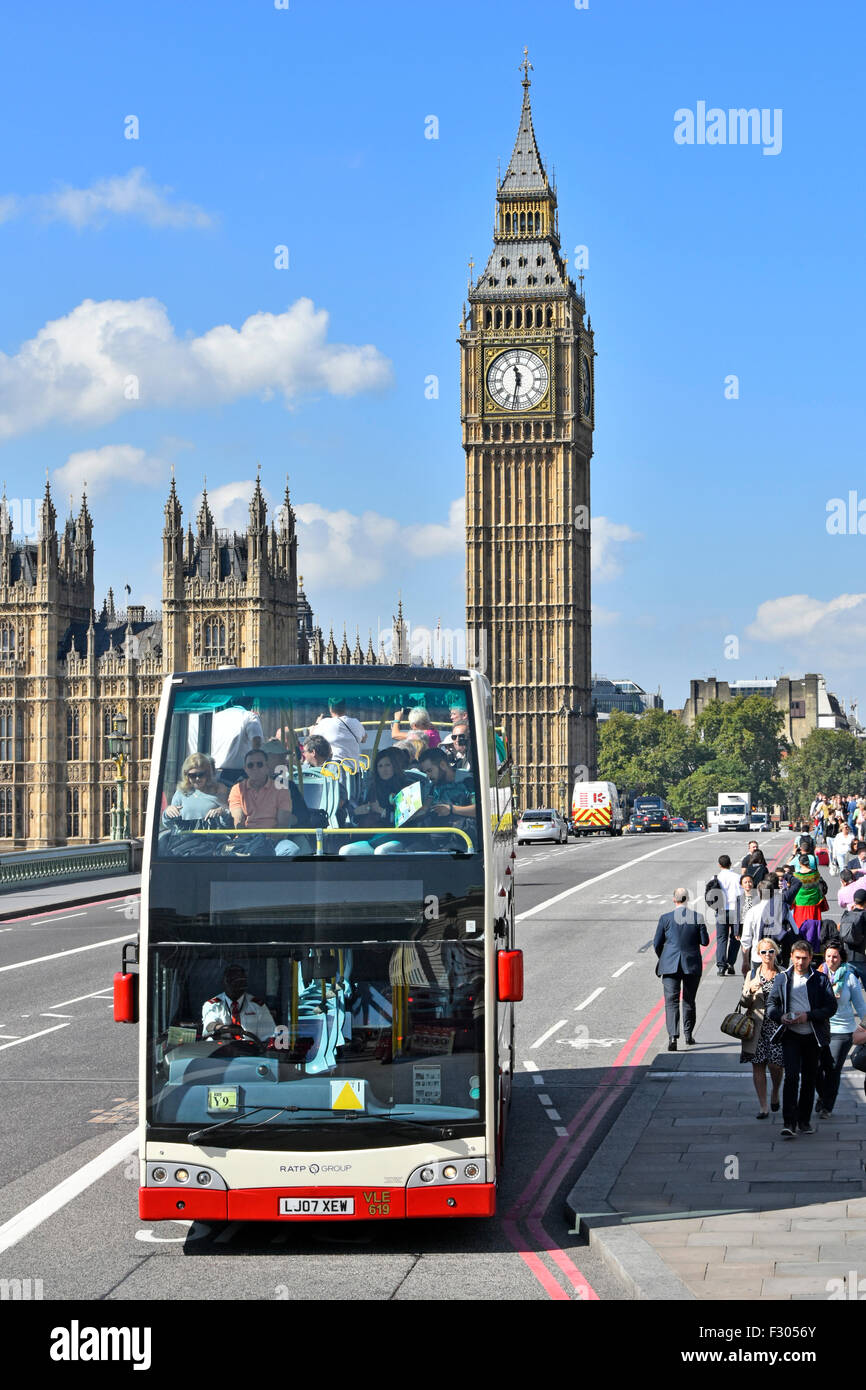 Westminster Bridge London open top turisti sightseeing double decker bus tour con il Big Ben clock tower e Case del Parlamento al di là di Inghilterra REGNO UNITO Foto Stock