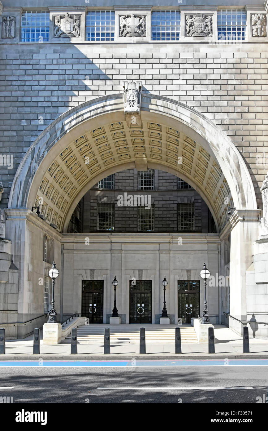 L'ingresso ad arco alla Thames House & MI5 la sede centrale dell'agenzia nazionale di intelligence governativa HQ Center Grade II listed Building London England UK Foto Stock