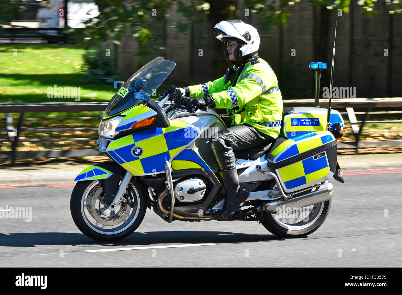 Ufficiale della polizia metropolitana in giacca ad alta visibilità pattugliando su un Moto BMW a Park Lane Londra Inghilterra Foto Stock