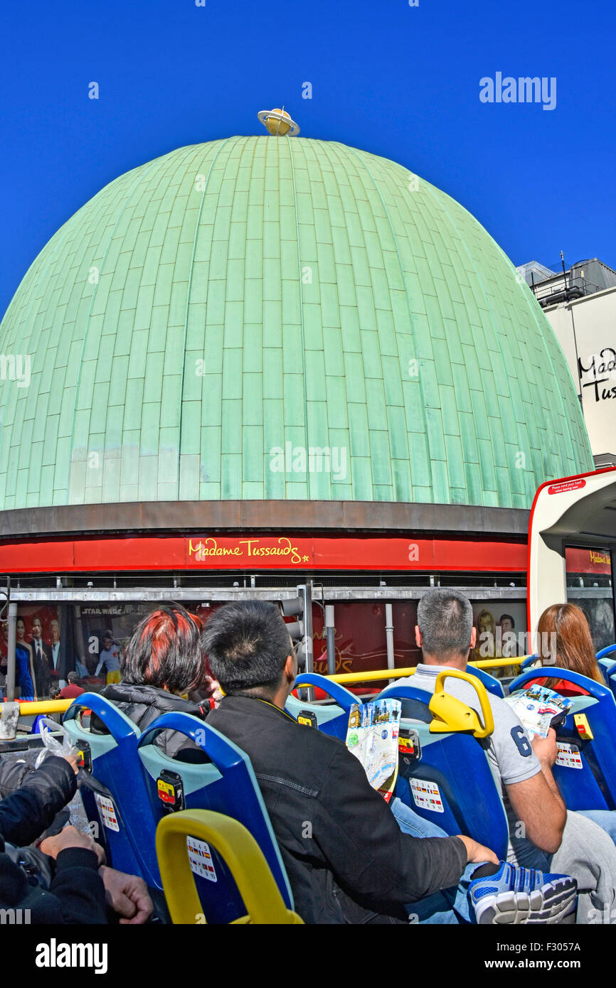 Turisti passeggeri open top tour turistico a due piani autobus e verde patina rame rivestimento cupola del Madame Tussauds cera museo Londra Inghilterra Regno Unito Foto Stock