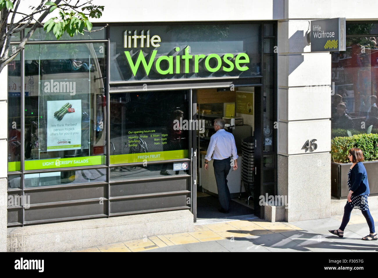 Little Waitrose store nella città di Londra Inghilterra UK conveniente per molti lavoratori ufficio situato nelle vicinanze Foto Stock
