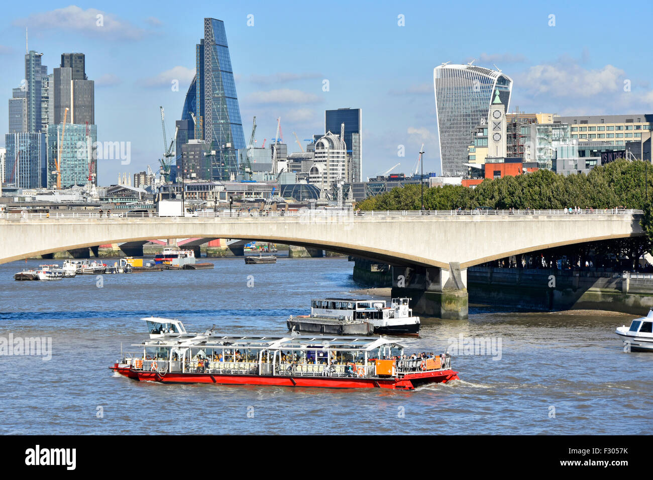 Lo skyline di Londra cityscape Fiume Tamigi a ponte Watelroo escursione in barca edificio Cheesegrater & altro grattacielo torri landmark England Regno Unito Foto Stock