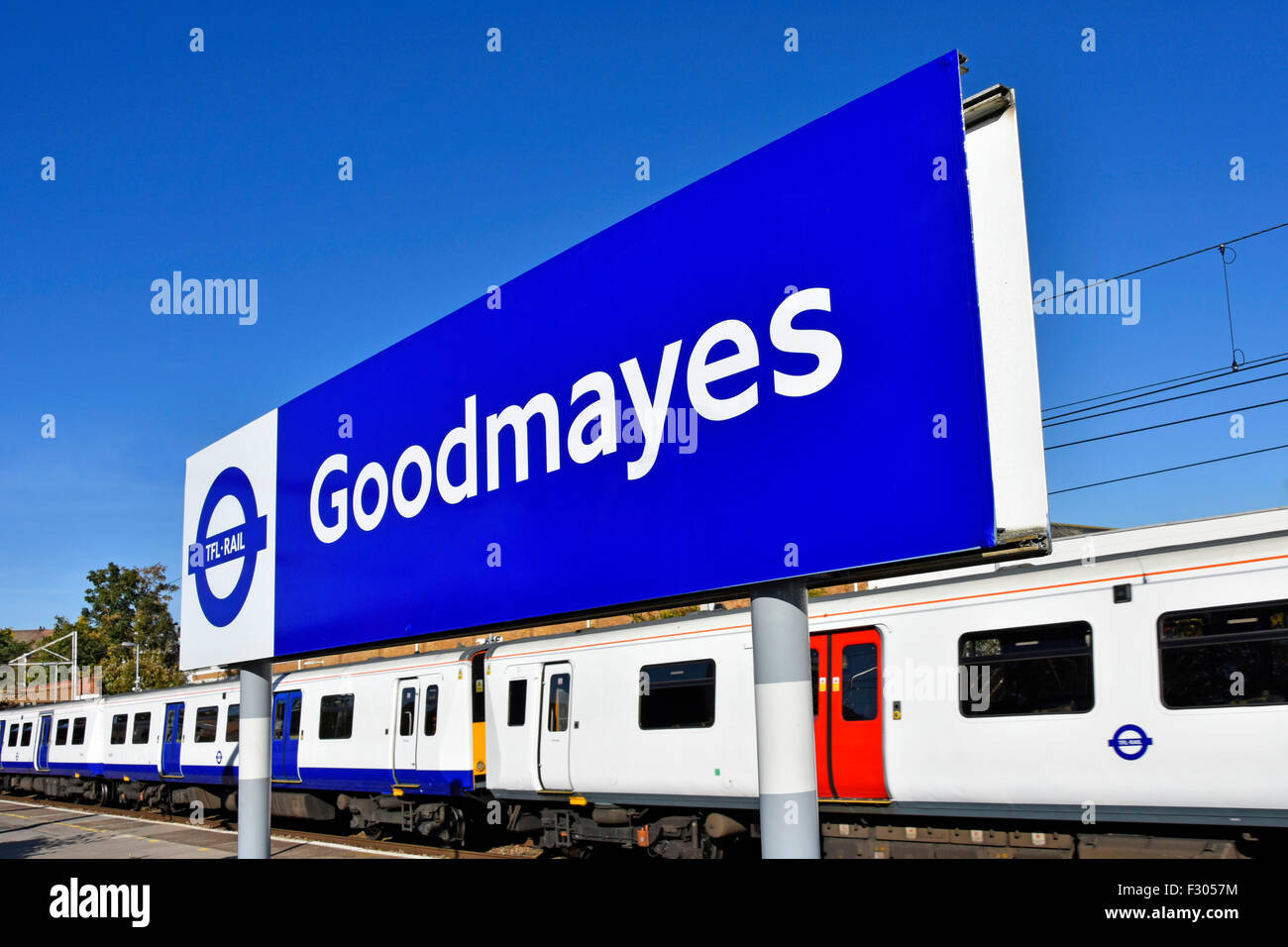 Nuovo 2015 Londra stazione suburbana di segnaletica blu da TFL prima che siano apportate modifiche alla linea di Elisabetta quando crossrail inizia a funzionare e fermandosi a Goodmayes Foto Stock