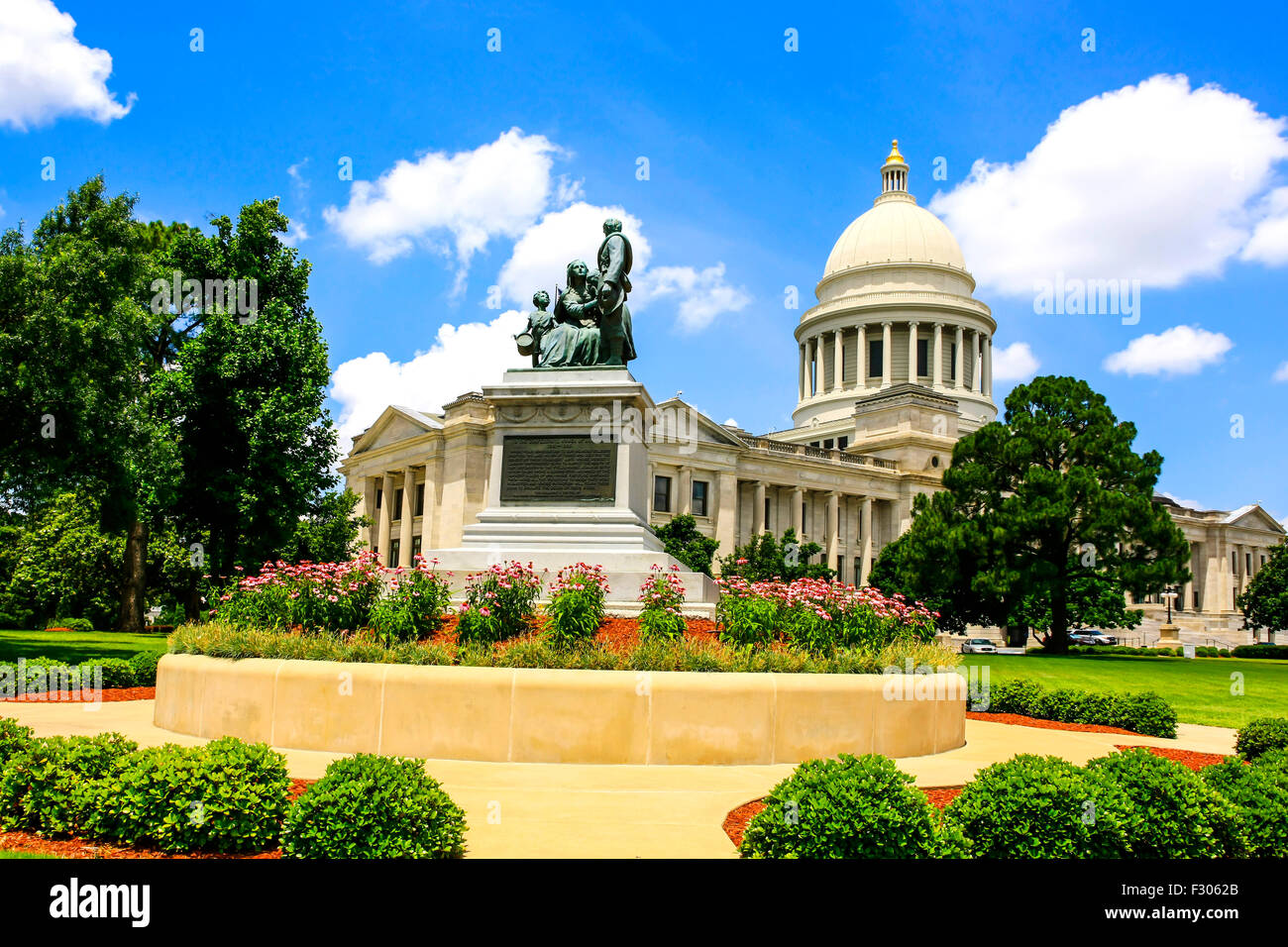 Monumento a donne confederato sorge nel Parco dell'Arkansas State Capitol a Little Rock. Foto Stock