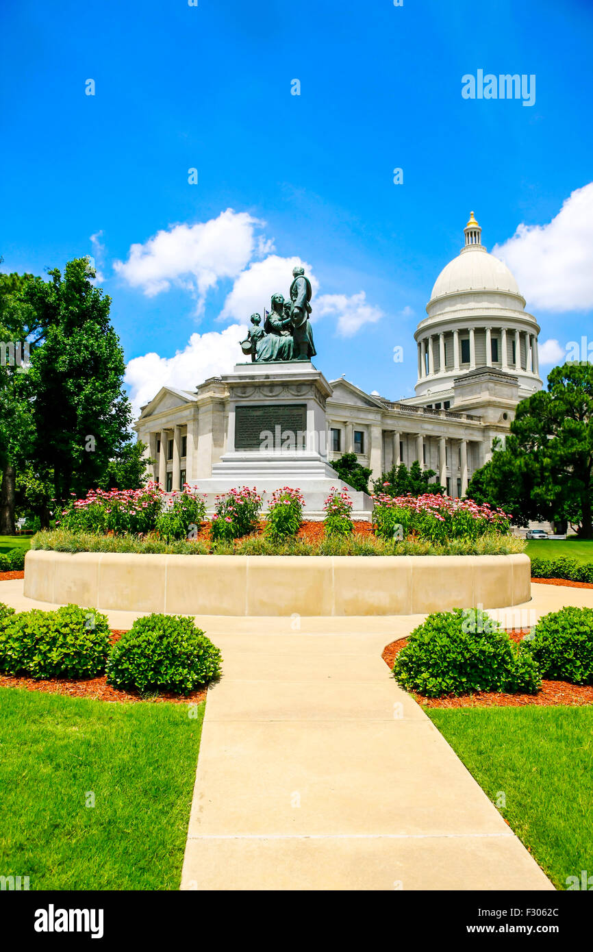 Monumento a donne confederato sorge nel Parco dell'Arkansas State Capitol a Little Rock. Foto Stock