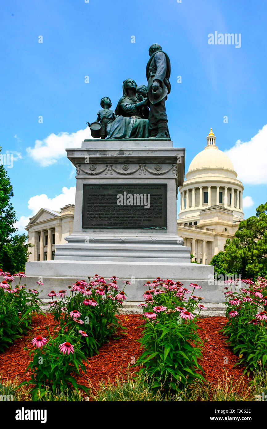 Monumento a donne confederato sorge nel Parco dell'Arkansas State Capitol a Little Rock. Foto Stock