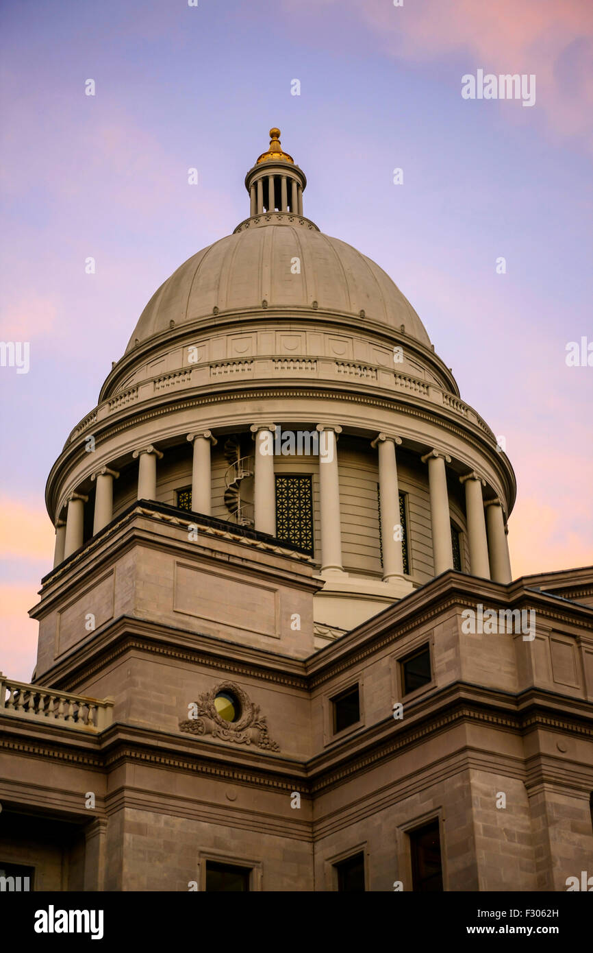 Vista posteriore e laterale dell'Arkansas State Capitol Building si trova in Little Rock. Costruito in 16 anni dal 1899-1915 Foto Stock