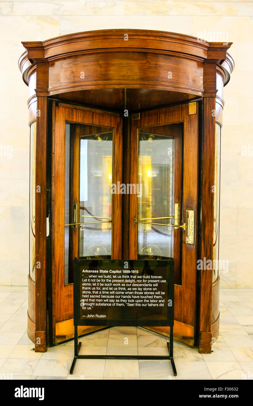 La porta girevole nella sala d'ingresso dell'Arkansas State Capitol Building a Little Rock Foto Stock