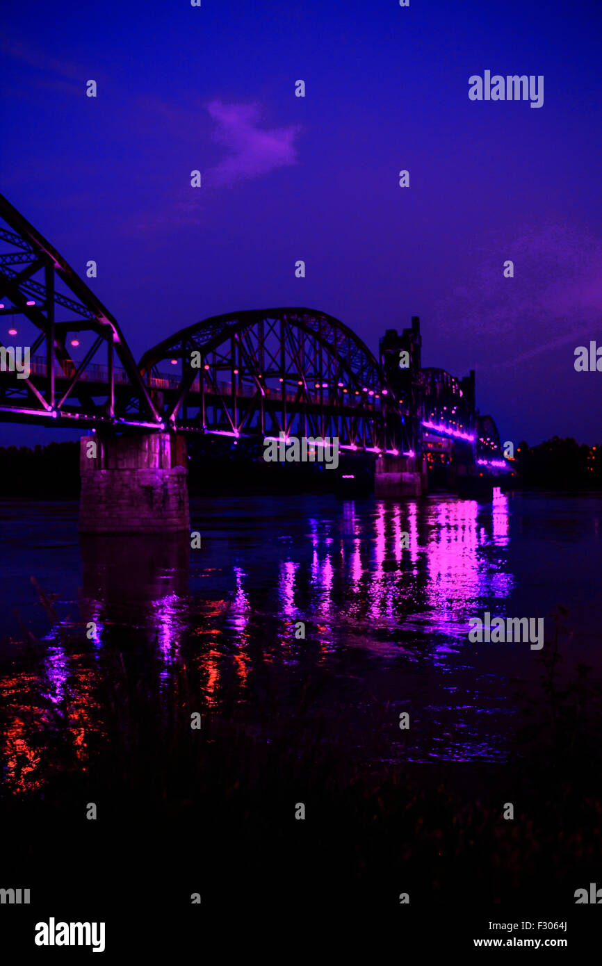 Il 1899 Rock Island Railroad ponte che attraversa il fiume Arkansas di notte da North Little Rock Foto Stock
