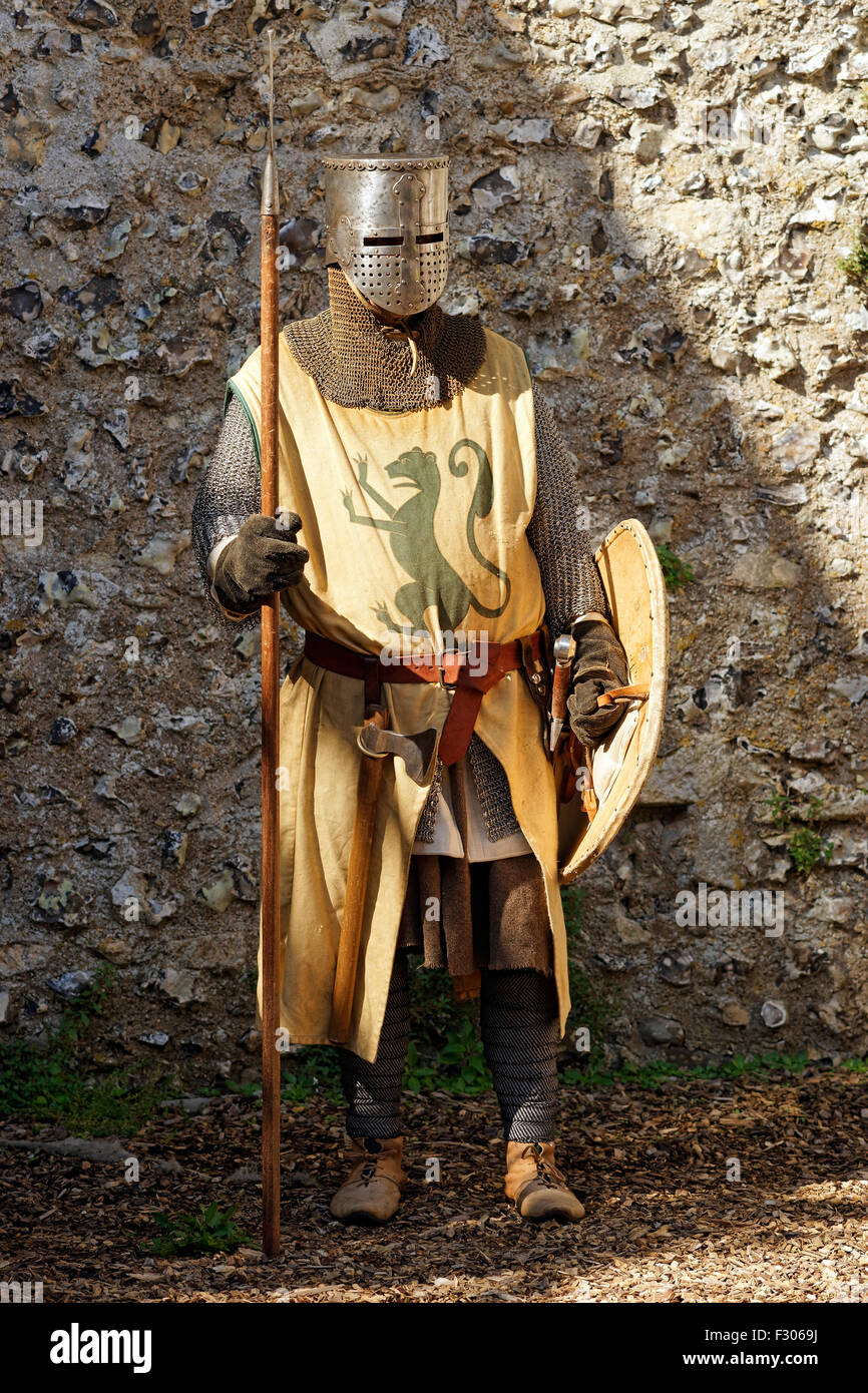 Ri-enactor vestito come un inglese un cavaliere medievale Foto Stock