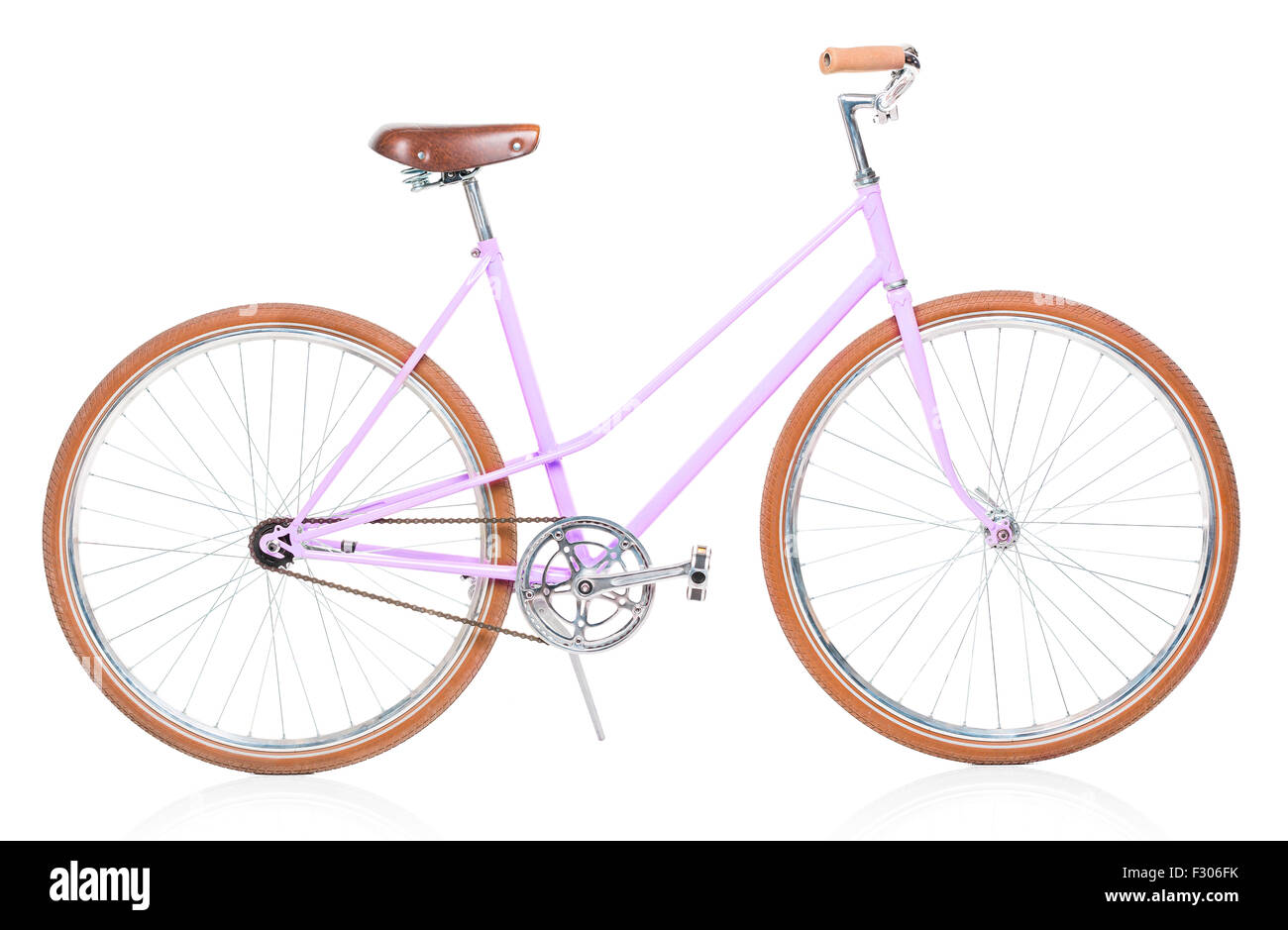 Elegante womens bicicletta rosa isolato su sfondo bianco Foto Stock