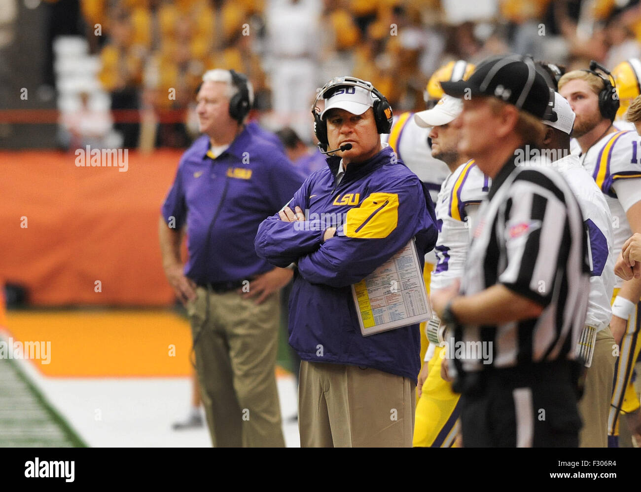 Syracuse, NY, STATI UNITI D'AMERICA. 26 Sep, 2015. La LSU capo allenatore Les Miles guarda verso l'arbitro durante la seconda metà del gioco come LSU sconfitto Siracusa 34-24 al Carrier Dome in Syracuse, New York. Foto di Alan Schwartz/Cal Sport Media/Alamy Live News Foto Stock