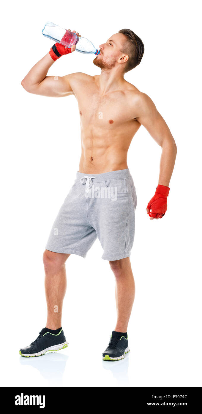 Sport attraente uomo che indossa la boxe bende e di bere acqua fresca su sfondo bianco Foto Stock