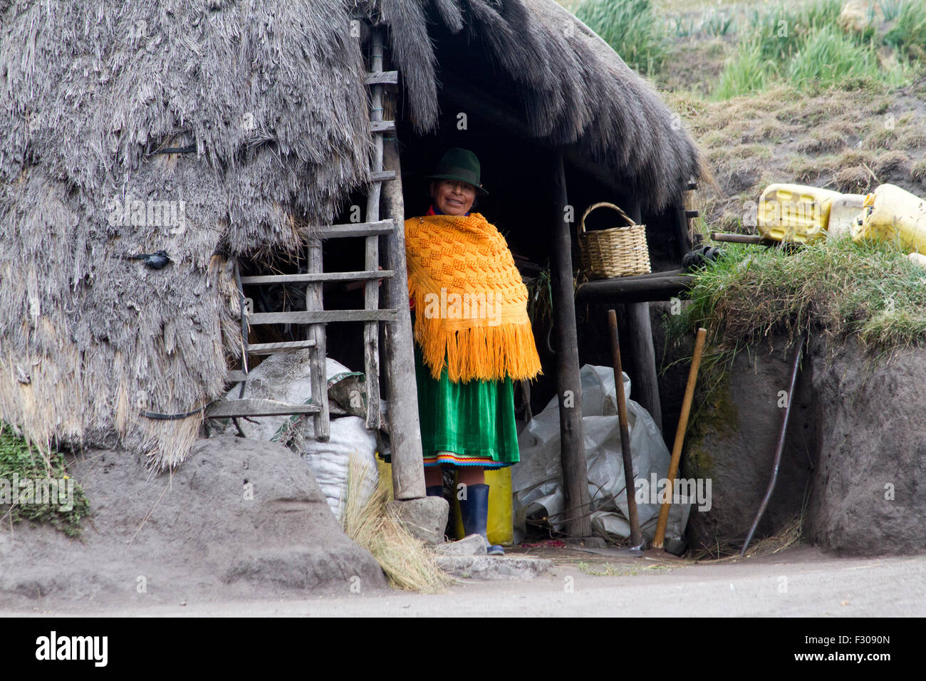 Locali indigene home nelle montagne andine vicino a Laguna Quilotoa, Ecuador. Foto Stock