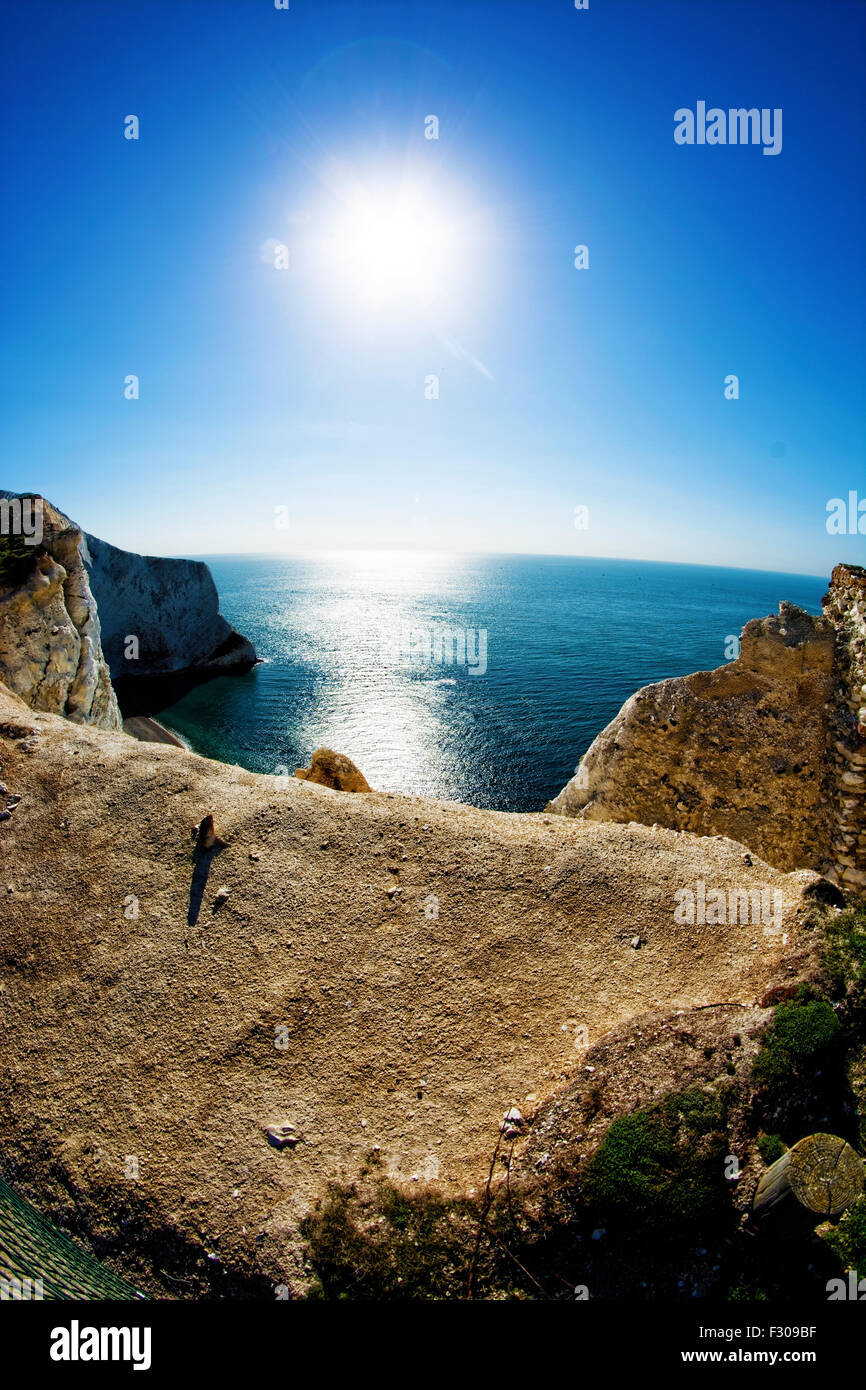 Il più famoso punto di riferimento l'Isola di Wight - tre pile di gesso che sorge fuori del mare vicino alla baia di allume di attrazione del punto di riferimento Foto Stock