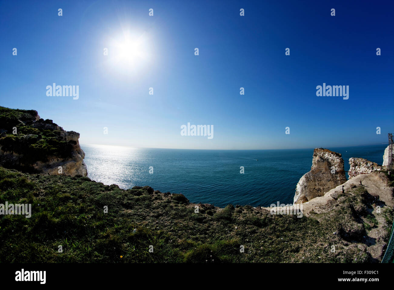 Il più famoso punto di riferimento l'Isola di Wight - tre pile di gesso che sorge fuori del mare vicino alla baia di allume di attrazione del punto di riferimento Foto Stock