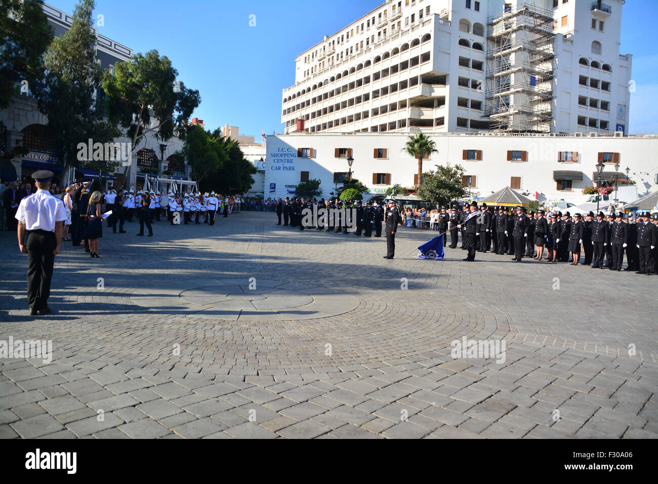 Gibilterra. 26 Sep, 2015. Alcuni 150 RGP funzionari di polizia al fianco di un centinaio di funzionari in pensione ha sfilato attraverso la strada principale in seguito alla concessione della libertà della città dal sindaco di Gibilterra ad una parata a Casemates. Credito: Stephen Ignacio/Alamy Live News Foto Stock