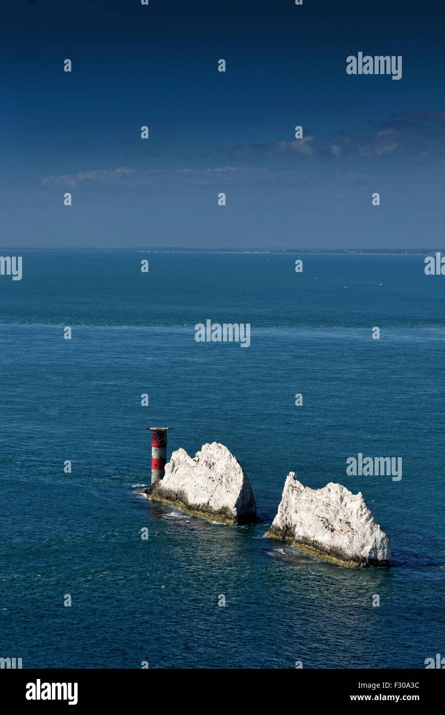 Il più famoso punto di riferimento l'Isola di Wight - tre pile di gesso che sorge fuori del mare vicino alla baia di allume di attrazione del punto di riferimento Foto Stock