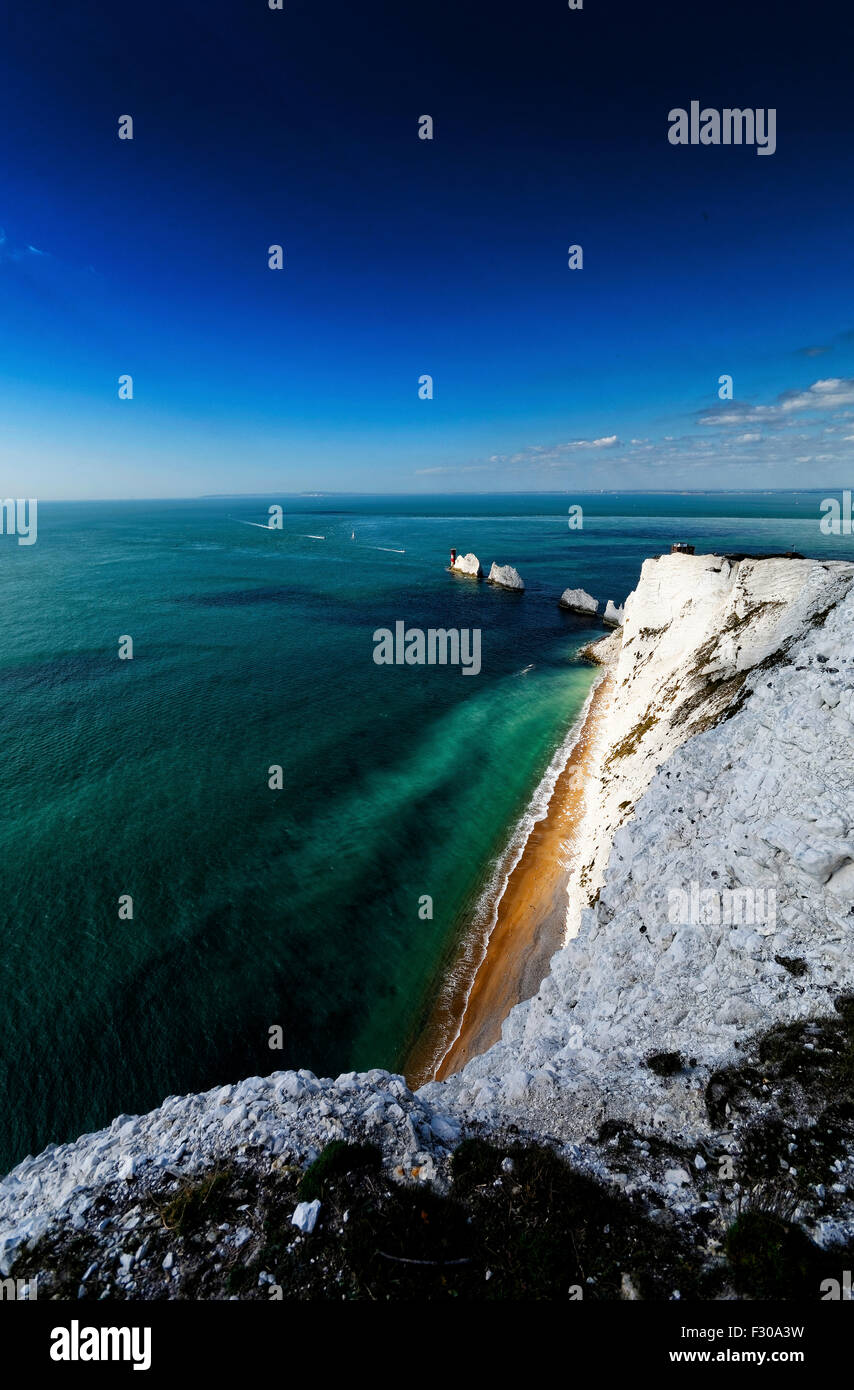 Il più famoso punto di riferimento l'Isola di Wight - tre pile di gesso che sorge fuori del mare vicino alla baia di allume di attrazione del punto di riferimento Foto Stock